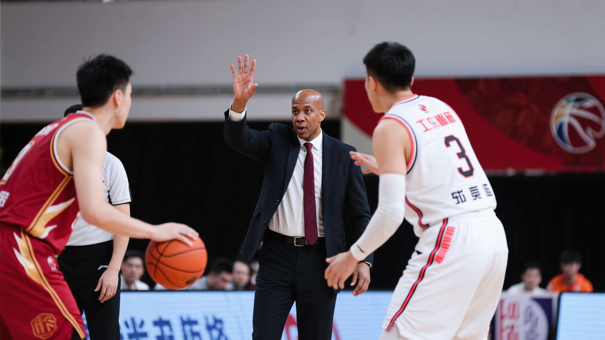 除了防守问题，奎因也毫不讳言进攻端的失误。他指出，广东队在下半场的进攻节奏明显被